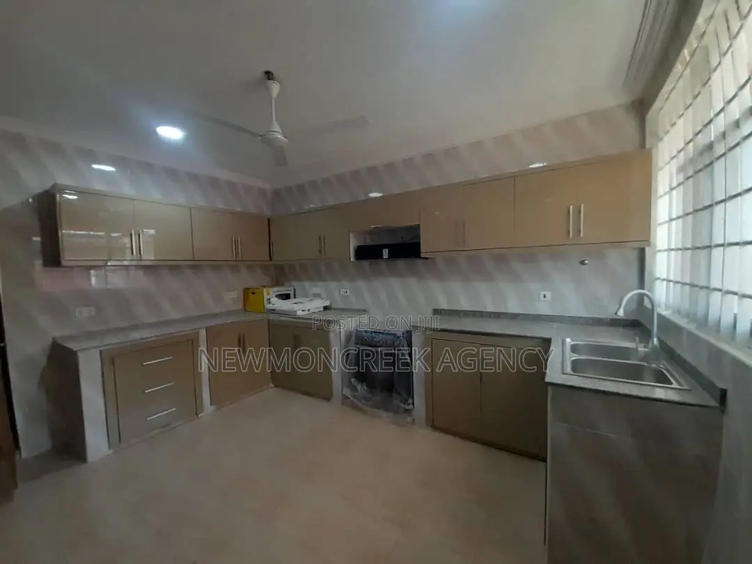 4bdrm Duplex in Abokobi Junction, Accra Metropolitan for sale in Accra Metropolitan
