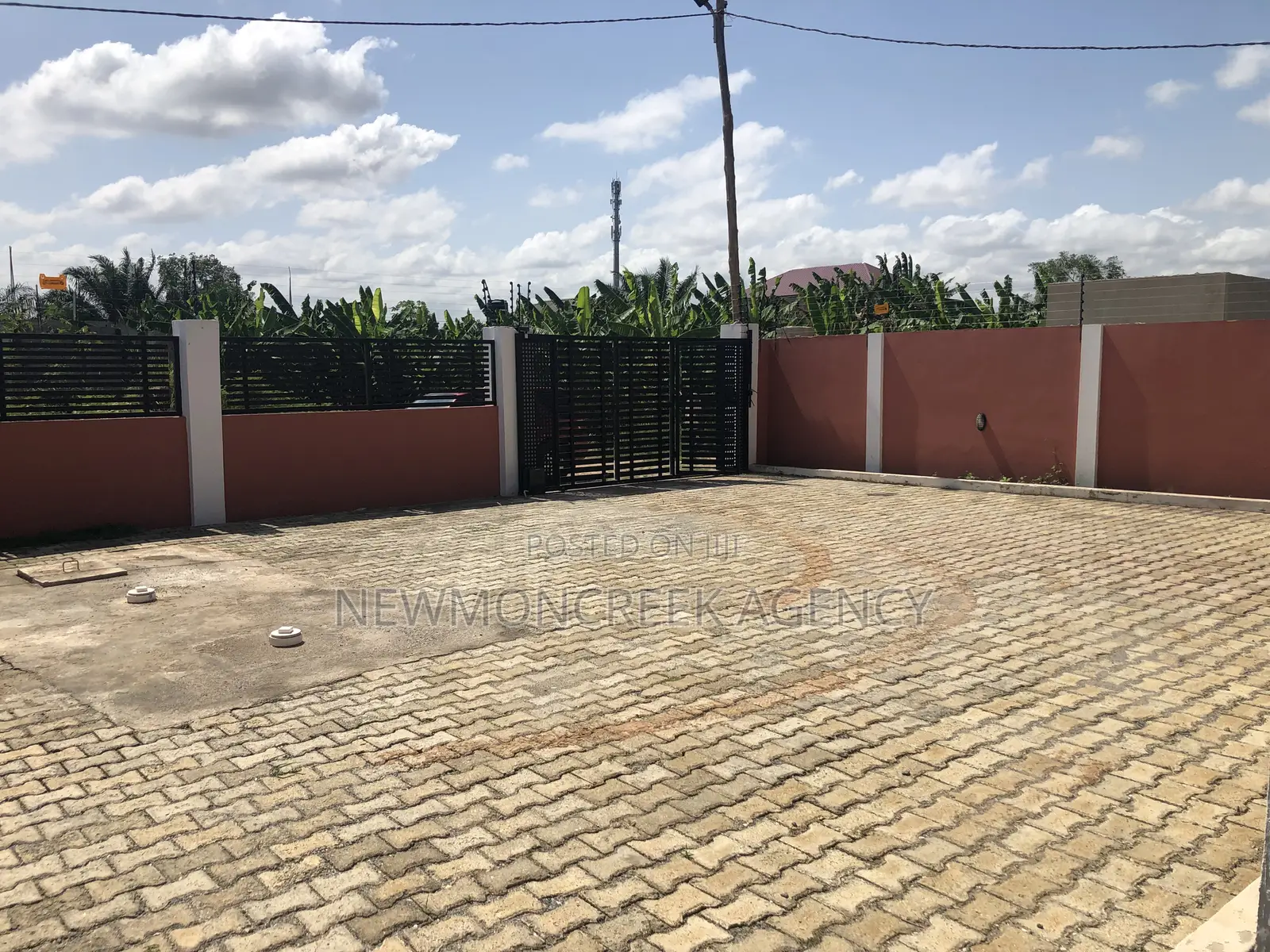 4bdrm Duplex in Abokobi Junction, Accra Metropolitan for sale in Accra Metropolitan