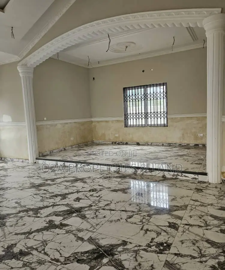 4bdrm House in Afienya, Police Station for sale in Police Station