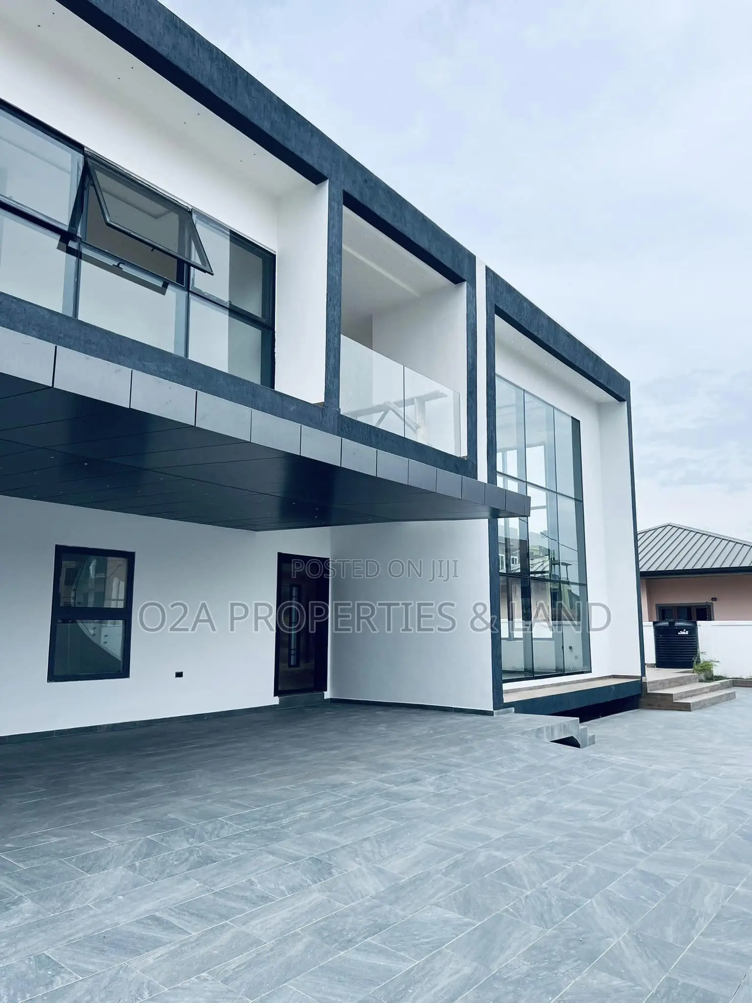 5bdrm House in Ashaley Botwe for sale in Lake Side Estate