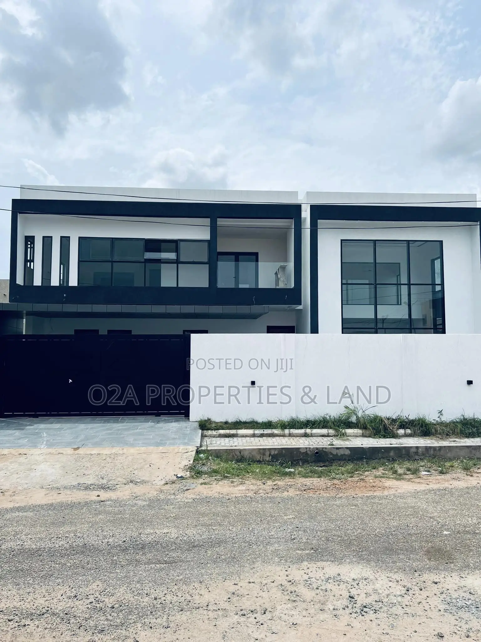 5bdrm House in Ashaley Botwe for sale in Lake Side Estate
