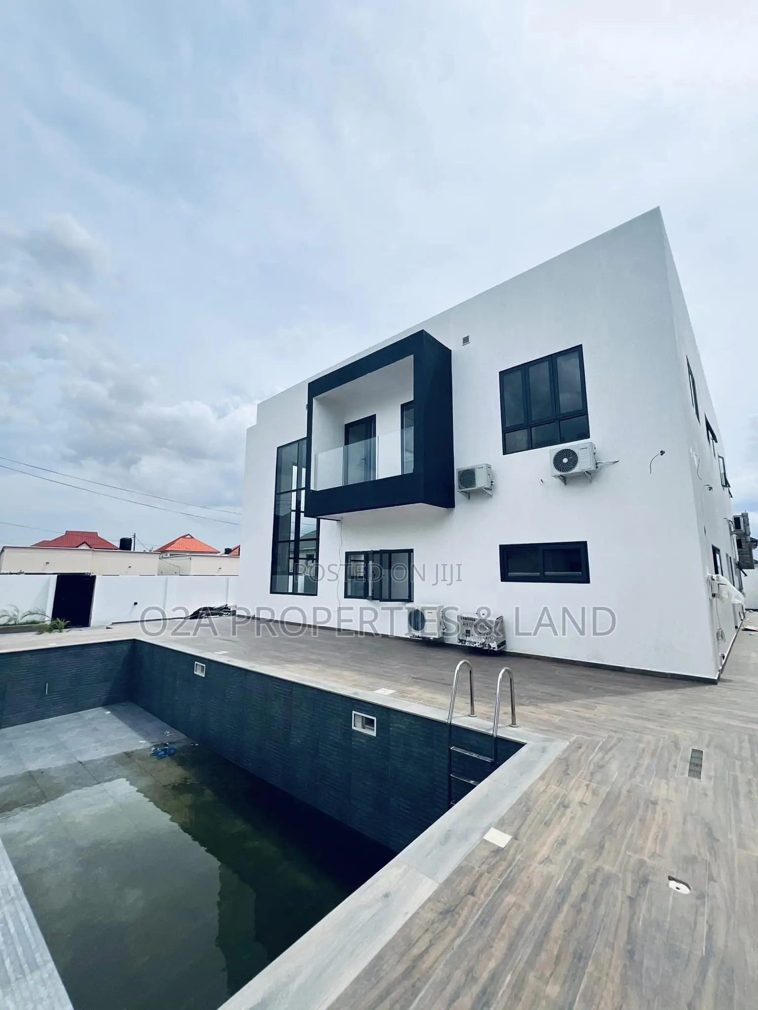 5bdrm House in Ashaley Botwe for sale in Lake Side Estate