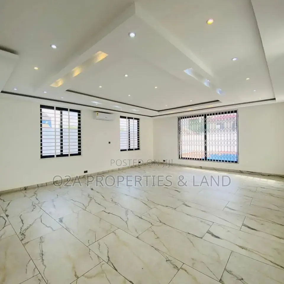 7bdrm House in East Legon Near for sale in American House