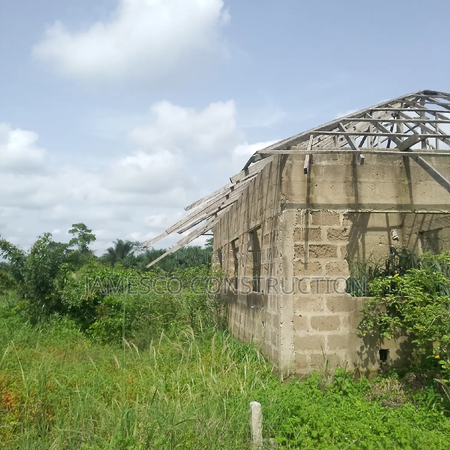 One Plot of Land for Sale With 4 Bedrooms Uncompleted in Ayensuano
