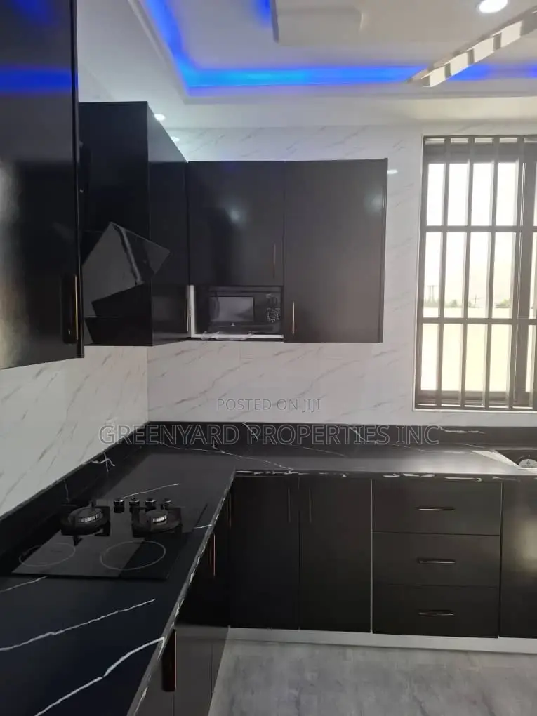 3bdrm House in Container, Adenta for sale in Adenta