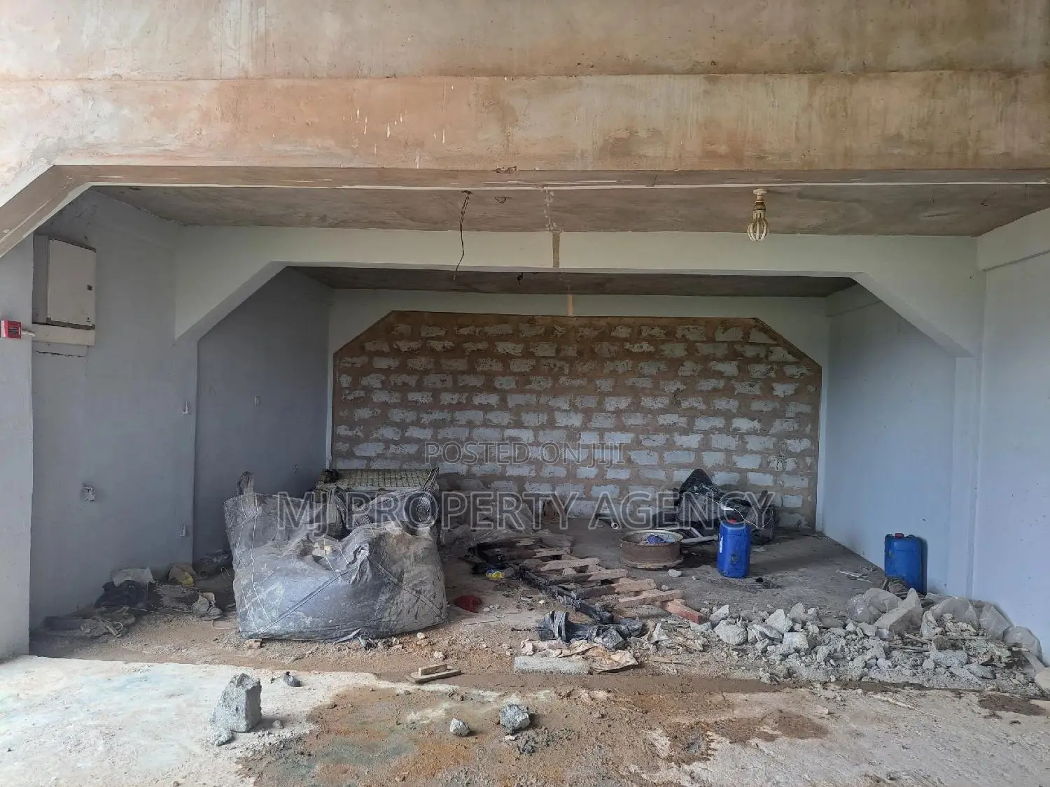 400 SQM Roadside Warehouse in Tema Metropolitan