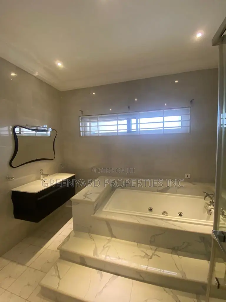4bdrm Duplex in A&C, East Legon for rent in East Legon