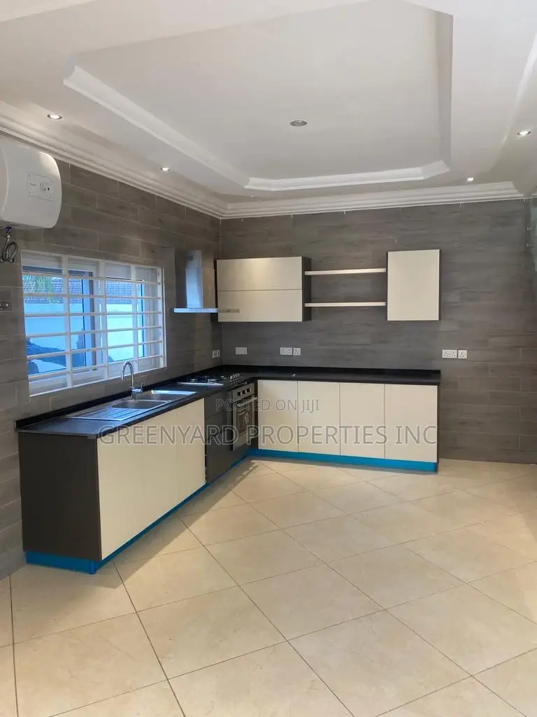 4bdrm Duplex in A&C, East Legon for rent in East Legon
