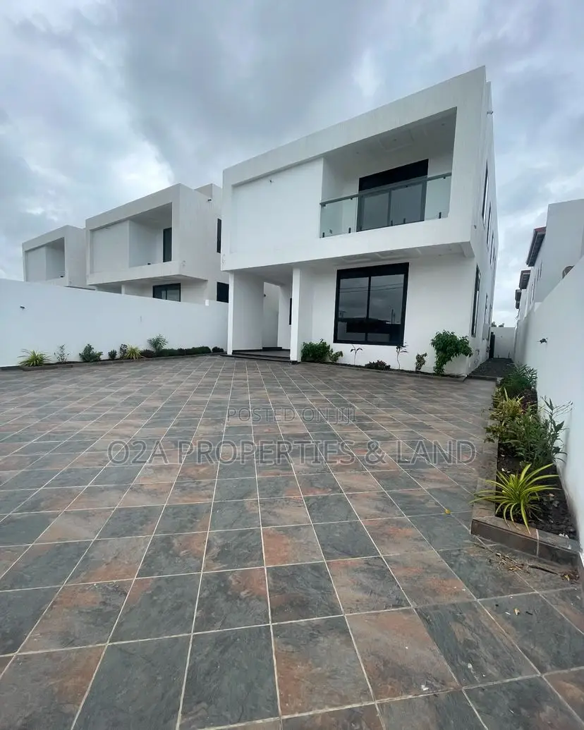 5bdrm House in East Airport for sale in Airport Residential Area