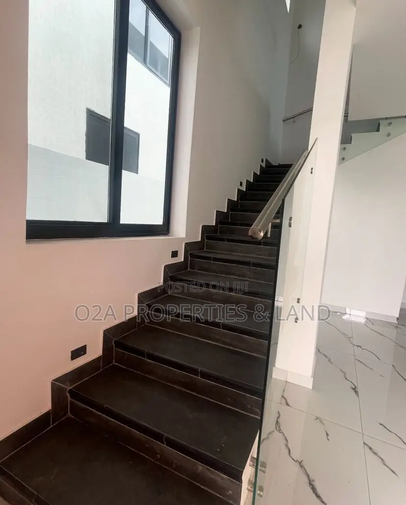 5bdrm House in East Airport for sale in Airport Residential Area