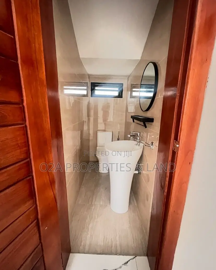 5bdrm House in East Airport for sale in Airport Residential Area