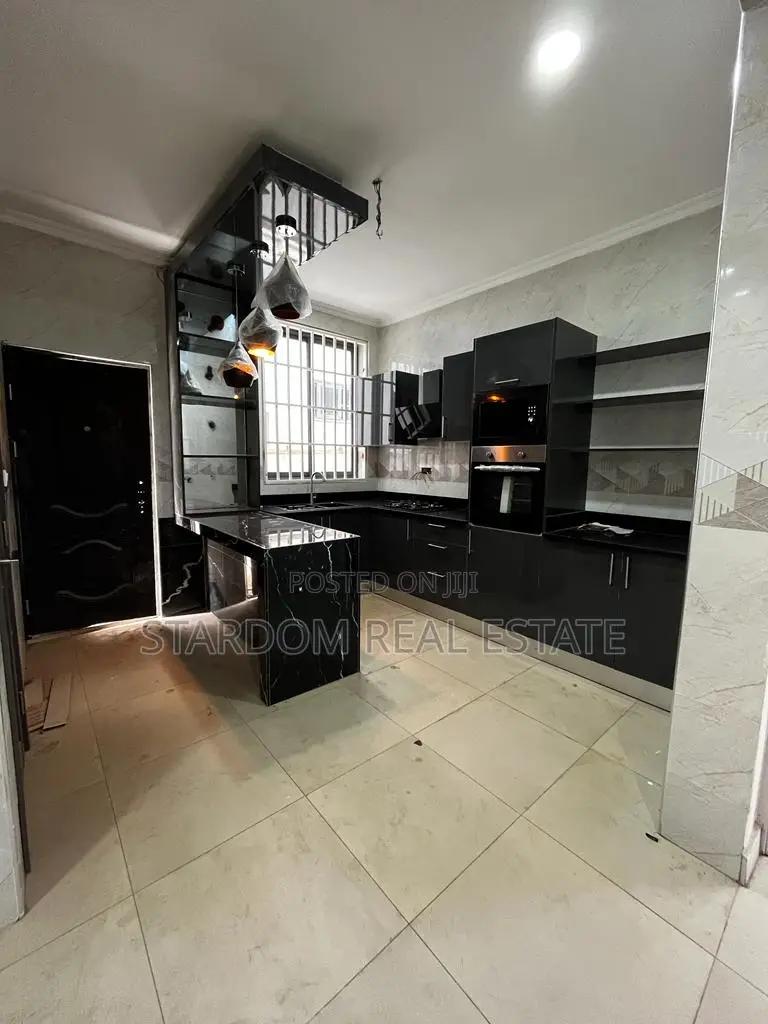 4bdrm Duplex in Spintex for sale in Spintex