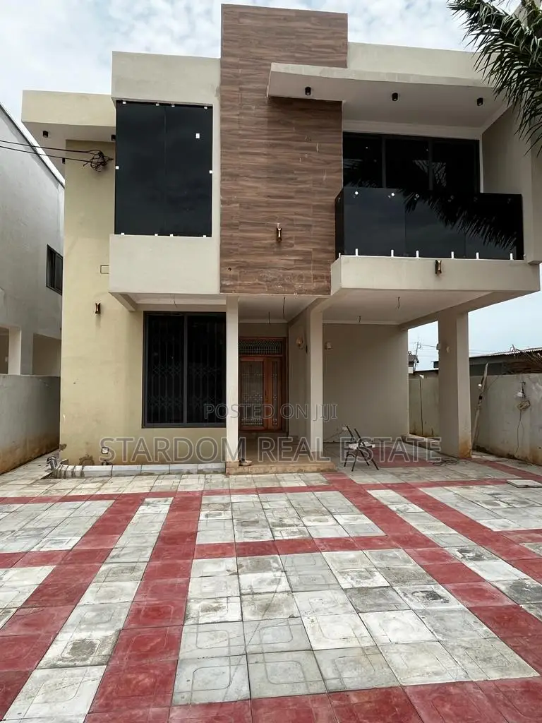 4bdrm Duplex in Spintex for sale in Spintex