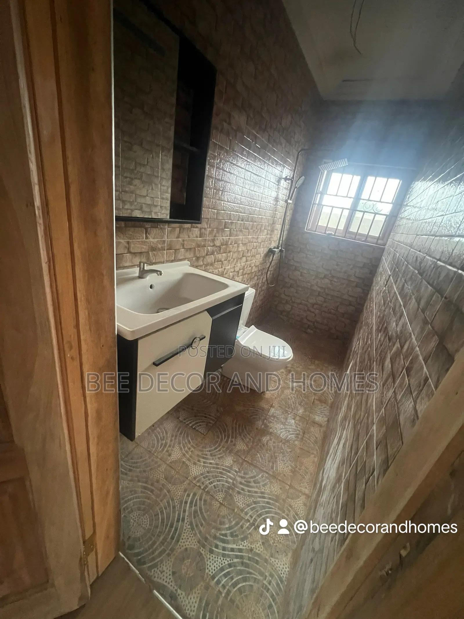 3bdrm House in Bee Decor & Homes, Old Ashomang for sale in Old Ashomang