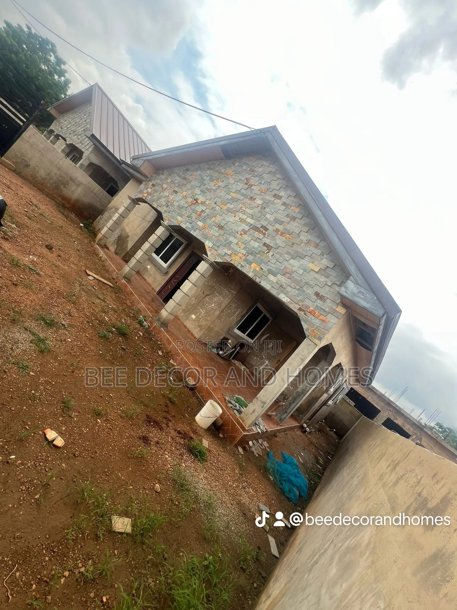 3bdrm House in Bee Decor & Homes, Old Ashomang for sale in Old Ashomang
