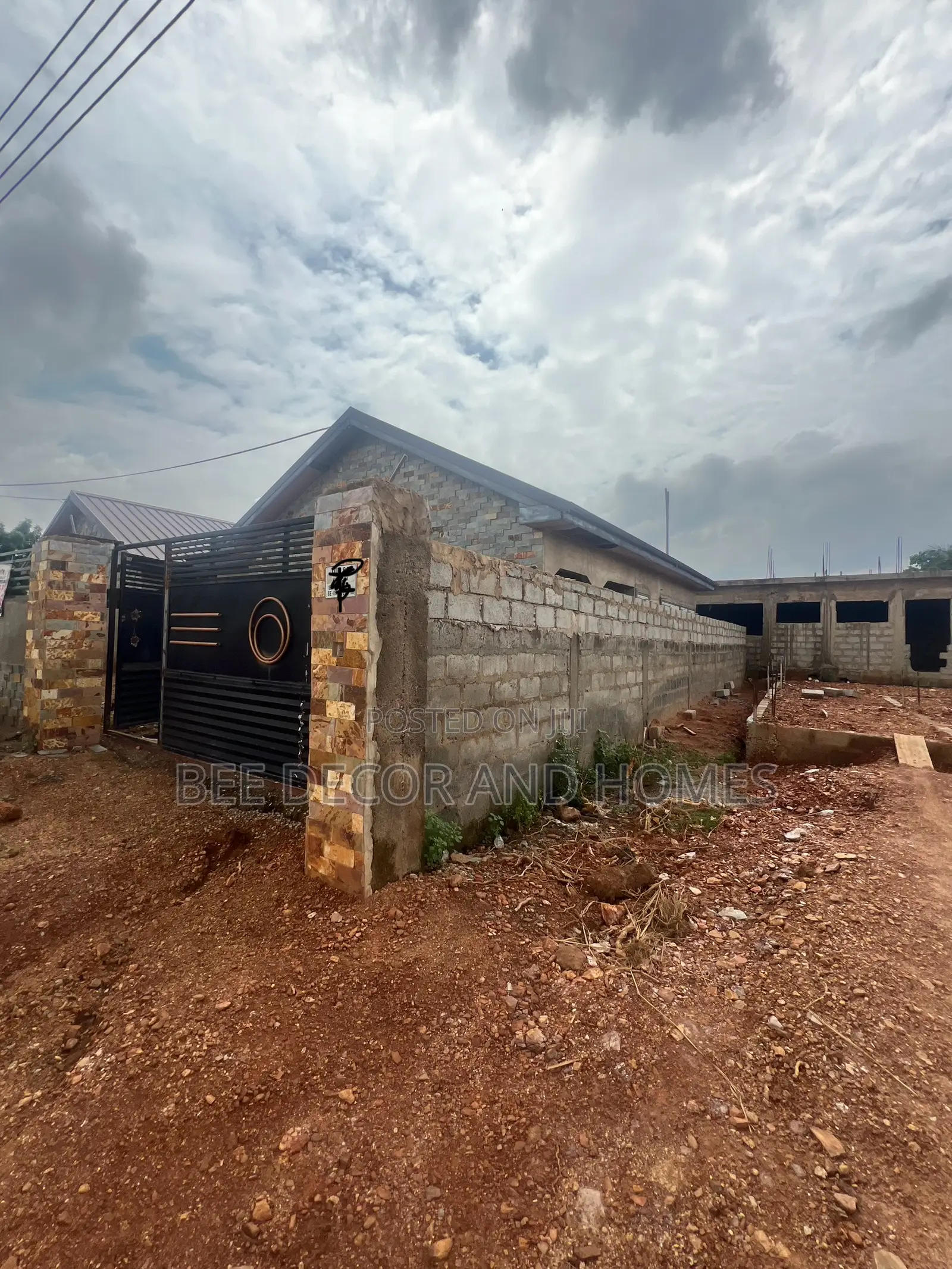 3bdrm House in Bee Decor & Homes, Old Ashomang for sale in Old Ashomang