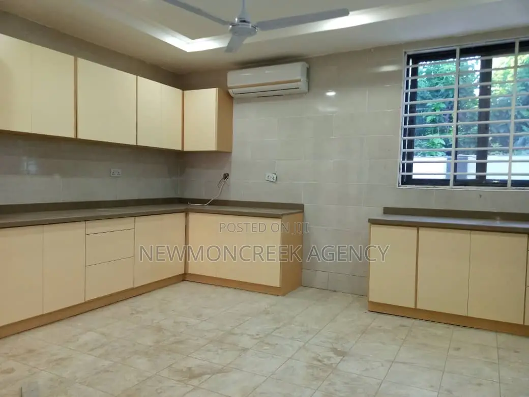 4bdrm Duplex in Adenta Ssnit Flats, Accra Metropolitan for sale in Accra Metropolitan