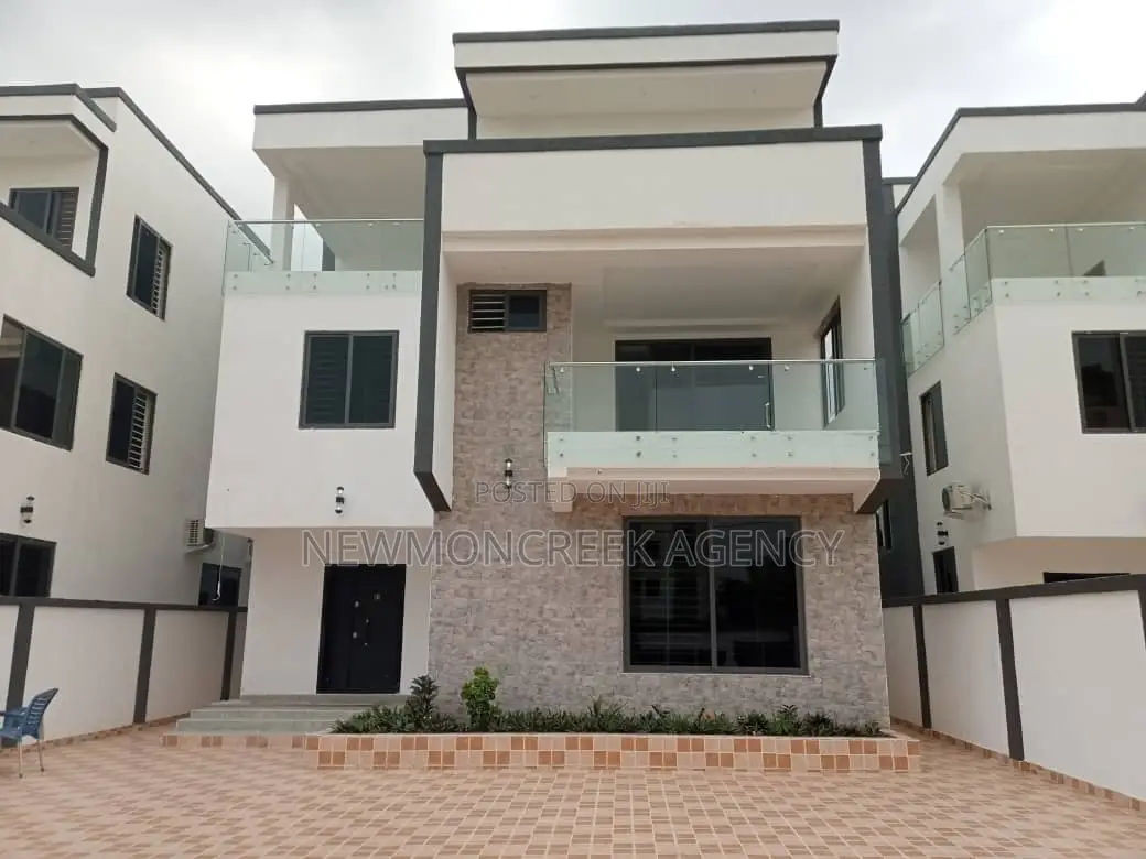 4bdrm Duplex in Adenta Ssnit Flats, Accra Metropolitan for sale in Accra Metropolitan