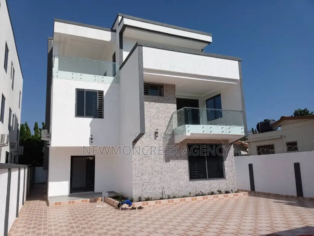 4bdrm Duplex in Adenta Ssnit Flats, Accra Metropolitan for sale in Accra Metropolitan