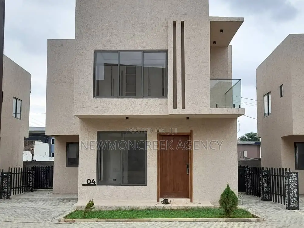 4bdrm Duplex in Haatso Main Road, Accra Metropolitan for sale in Accra Metropolitan