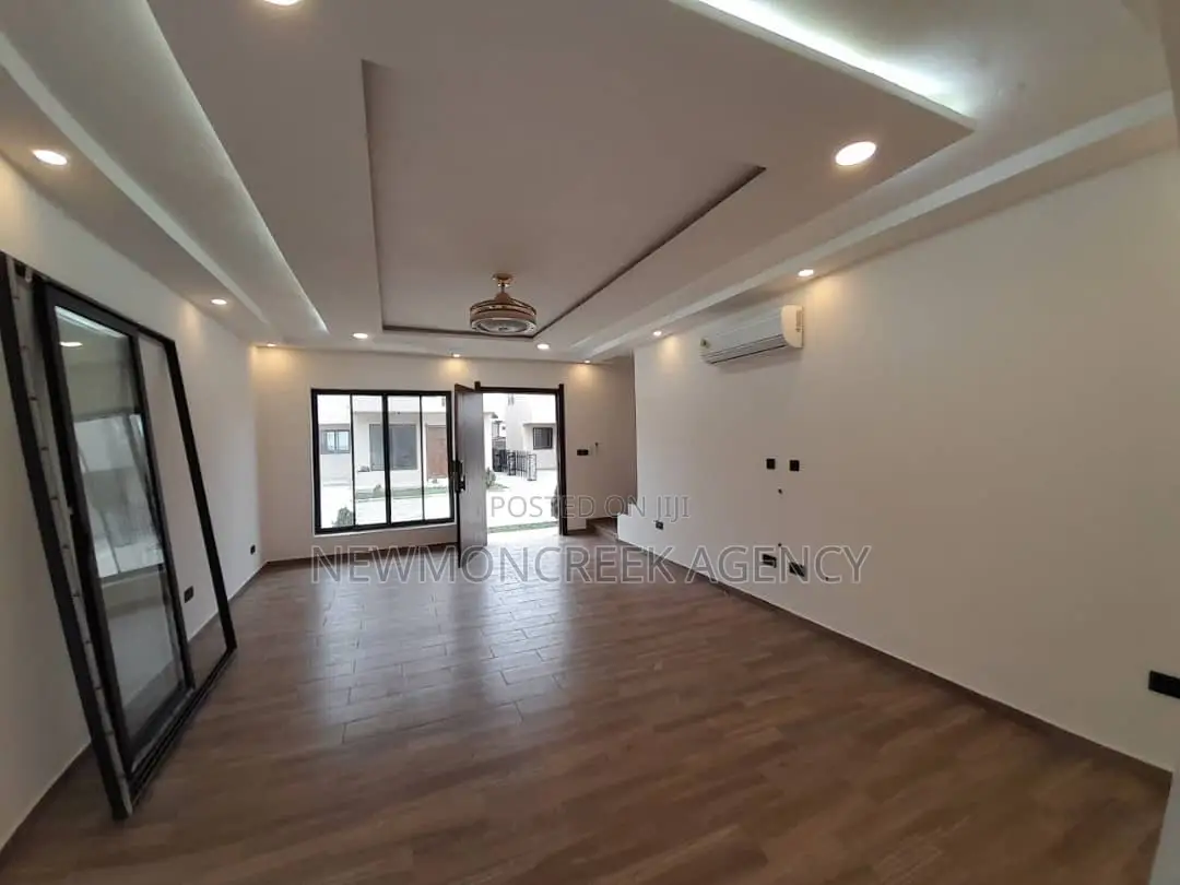 4bdrm Duplex in Haatso Main Road, Accra Metropolitan for sale in Accra Metropolitan