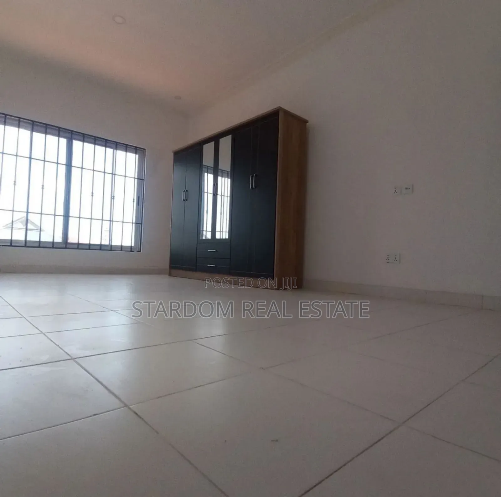 3bdrm Duplex in School Junction for sale in School Junction