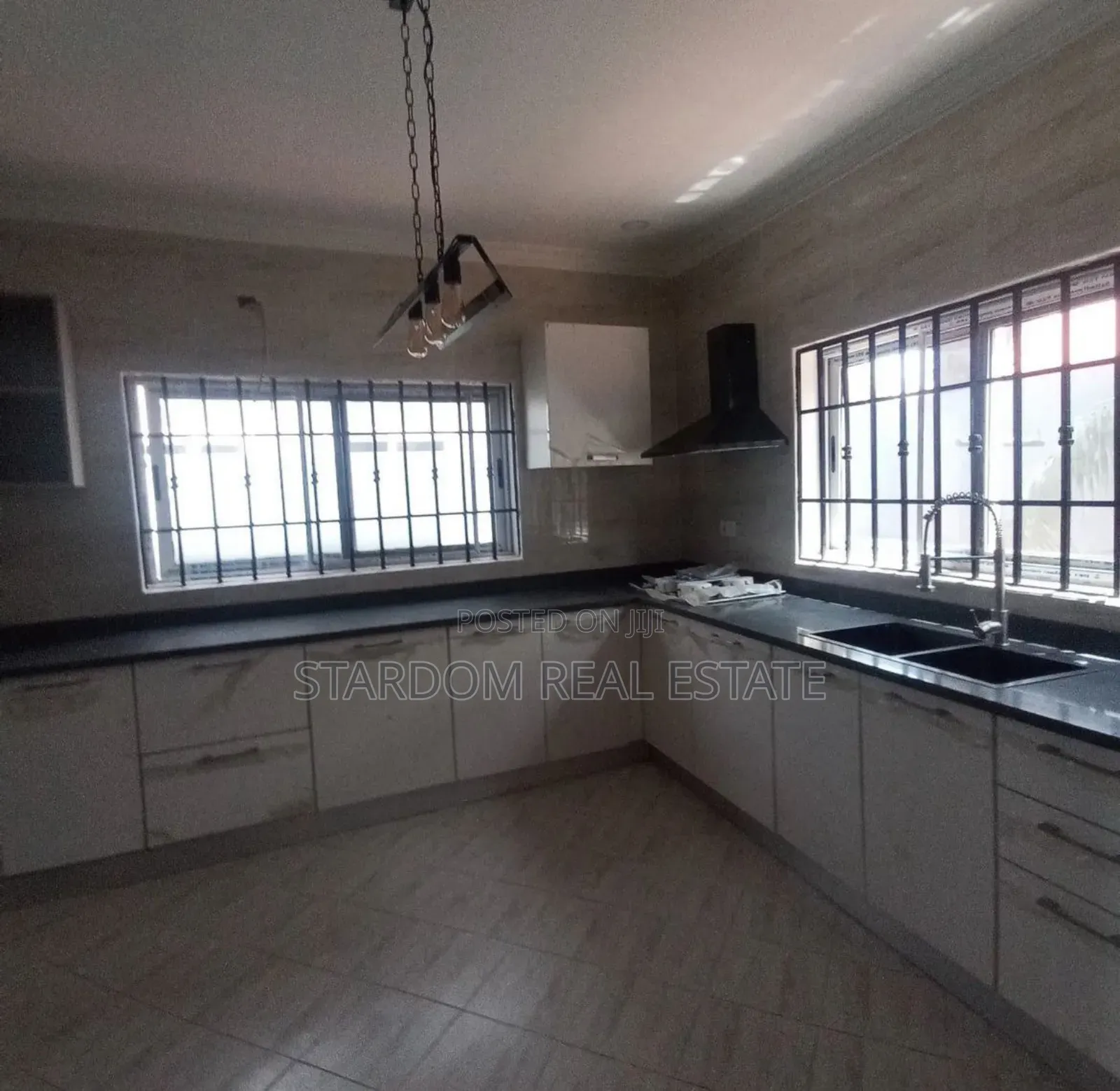 3bdrm Duplex in School Junction for sale in School Junction
