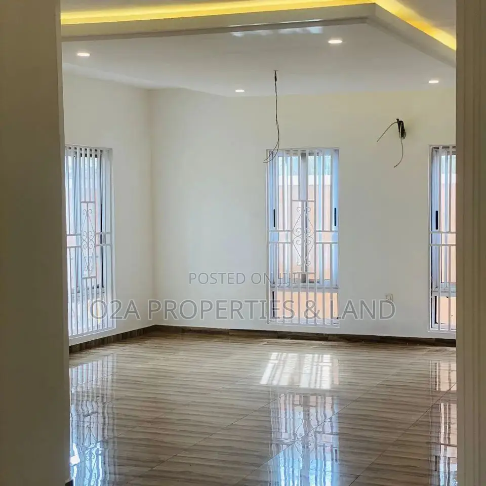 7bdrm House in Tema Community 26, Sakumono for sale in Sakumono