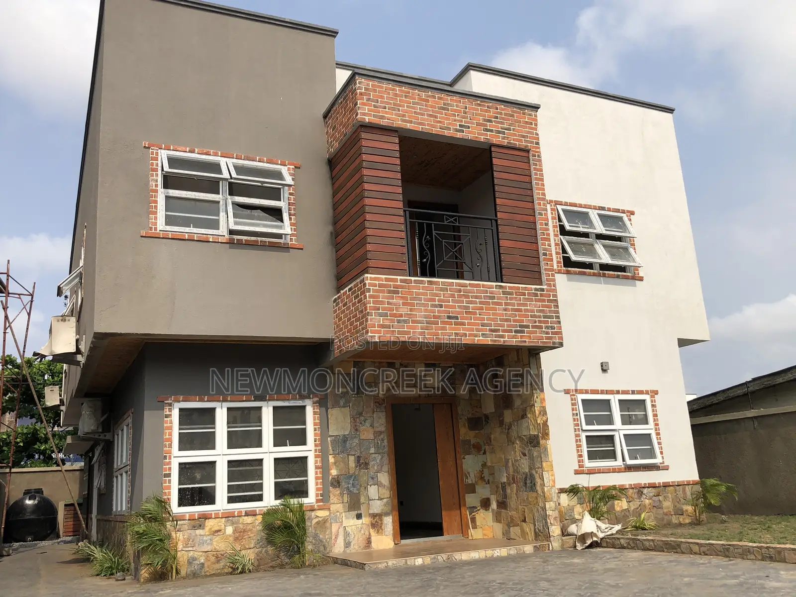 4bdrm Duplex in Adjirigannor Estate, Accra Metropolitan for sale in Accra Metropolitan