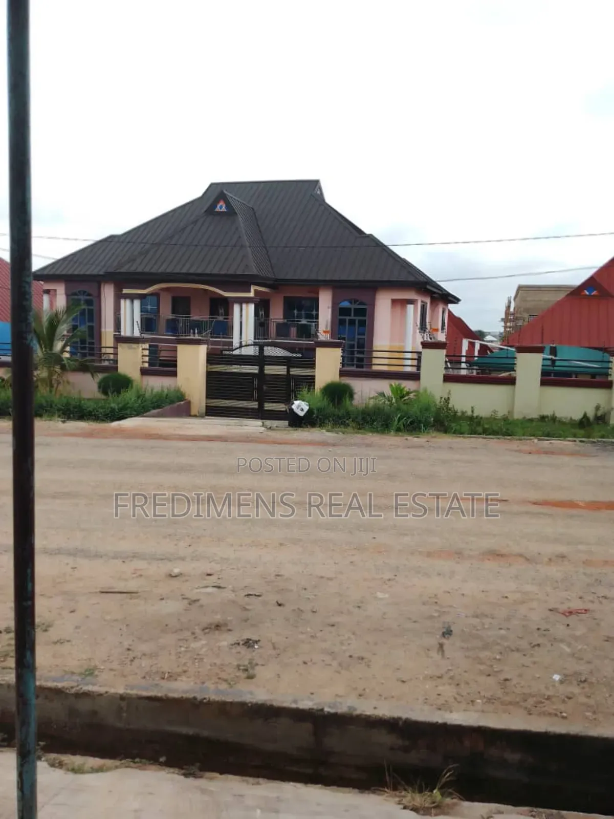 10bdrm House in Fredimens Real, Kumasi Metropolitan for sale in Kumasi Metropolitan