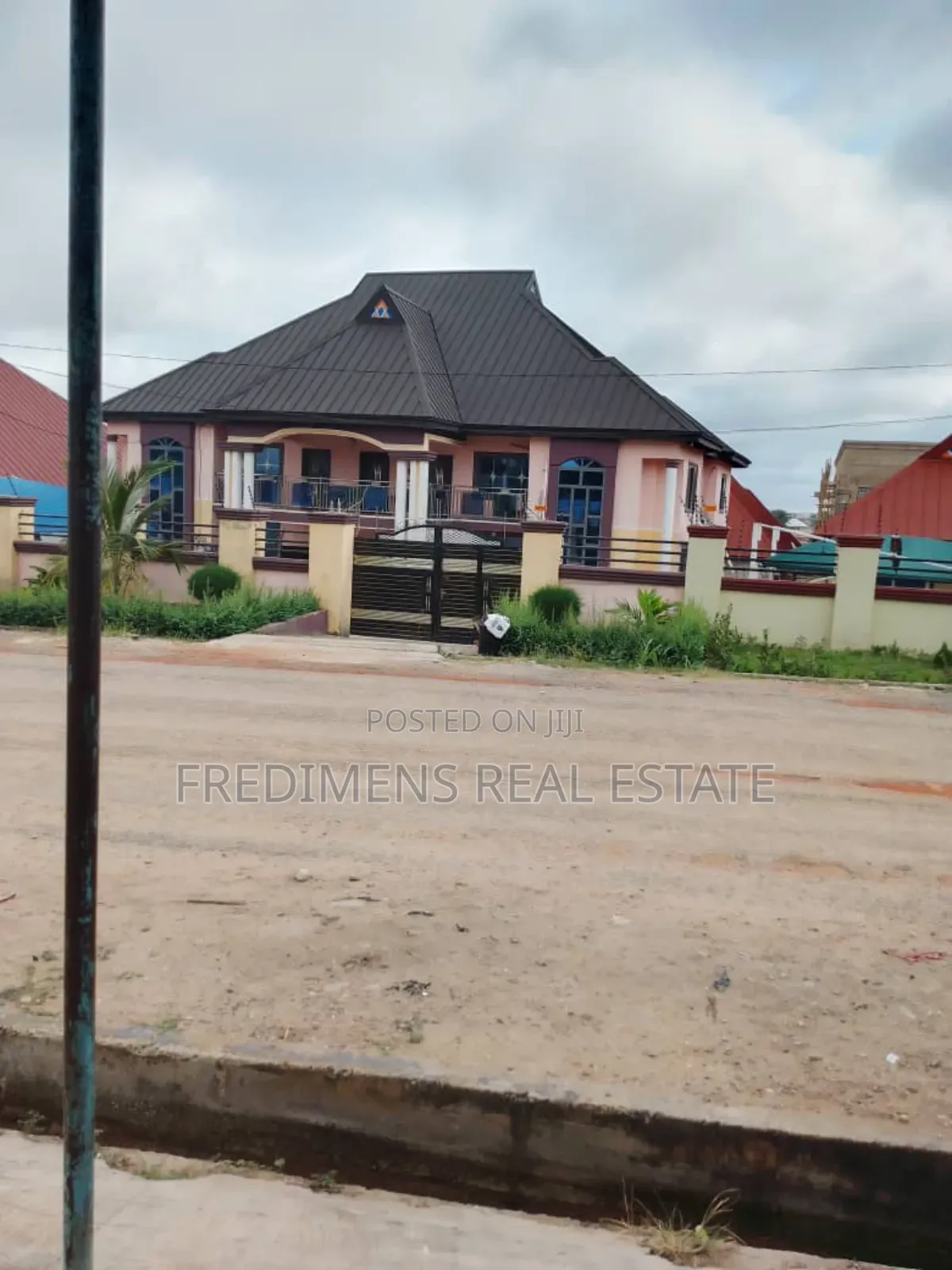 10bdrm House in Fredimens Real, Kumasi Metropolitan for sale in Kumasi Metropolitan
