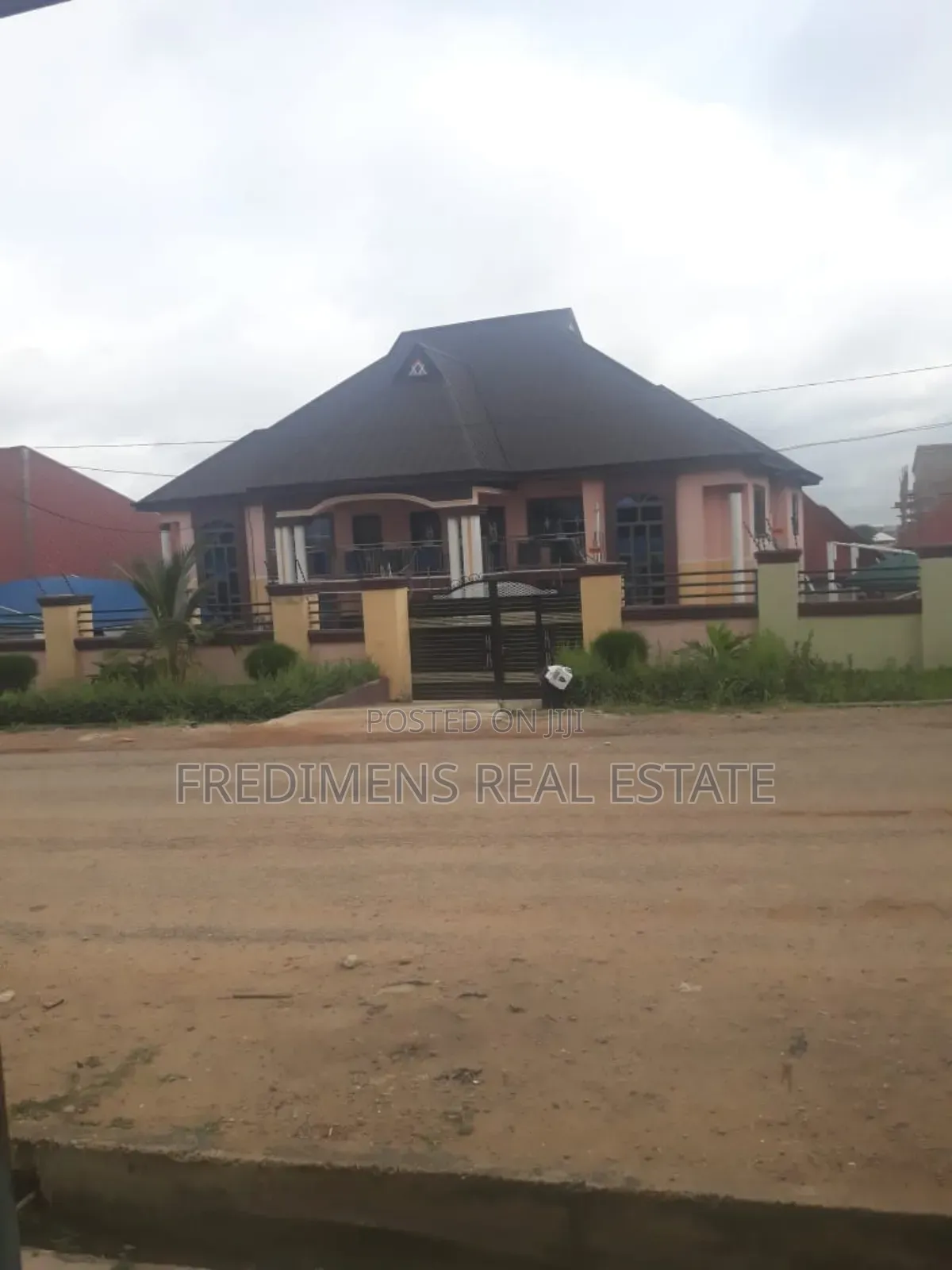 10bdrm House in Fredimens Real, Kumasi Metropolitan for sale in Kumasi Metropolitan