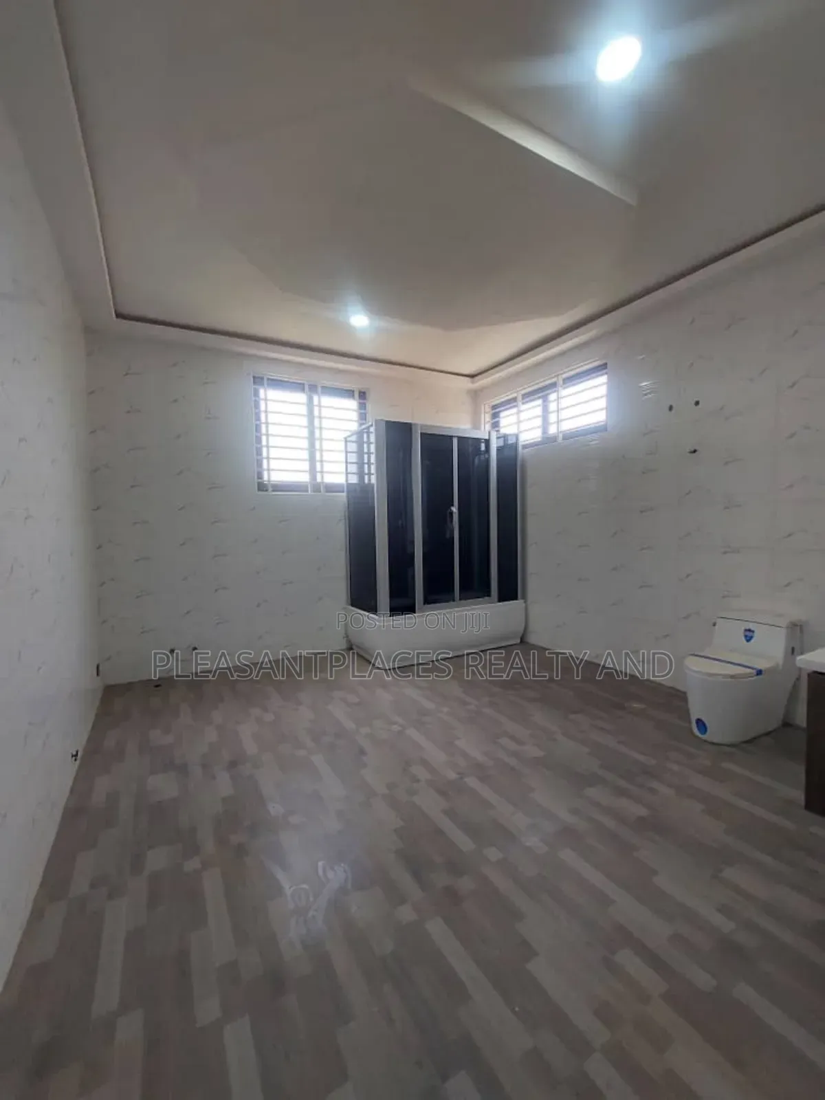 5bdrm Duplex in Pleasantplaces, East Legon for sale in East Legon