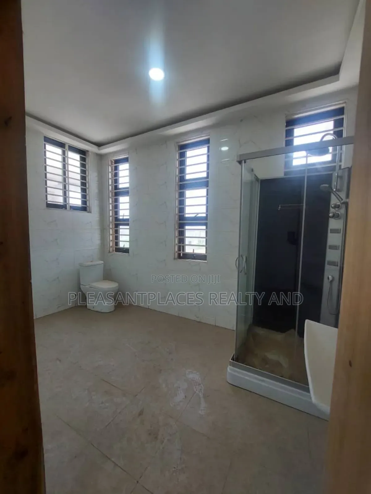 5bdrm Duplex in Pleasantplaces, East Legon for sale in East Legon