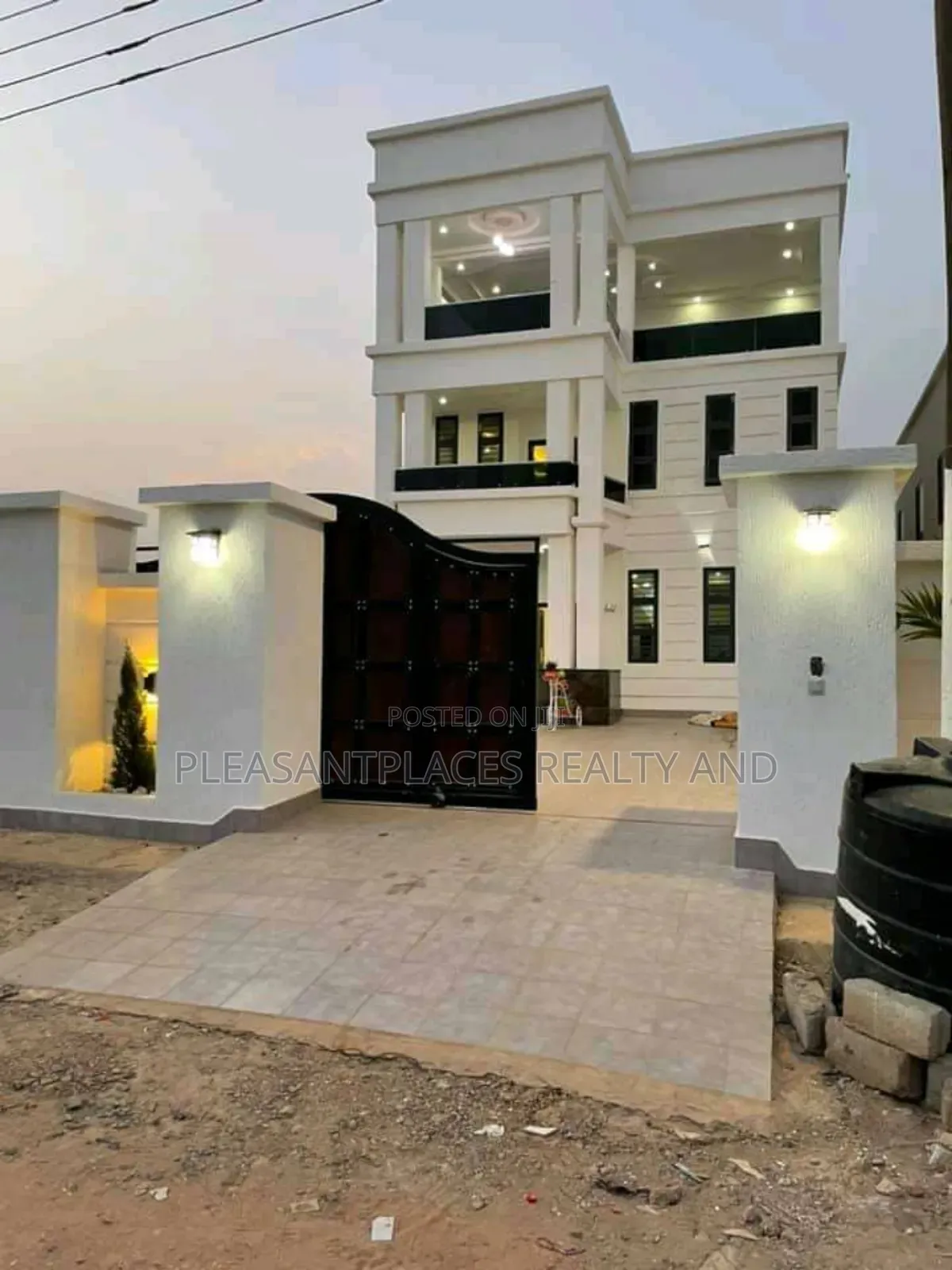 5bdrm Duplex in Pleasantplaces, East Legon for sale in East Legon