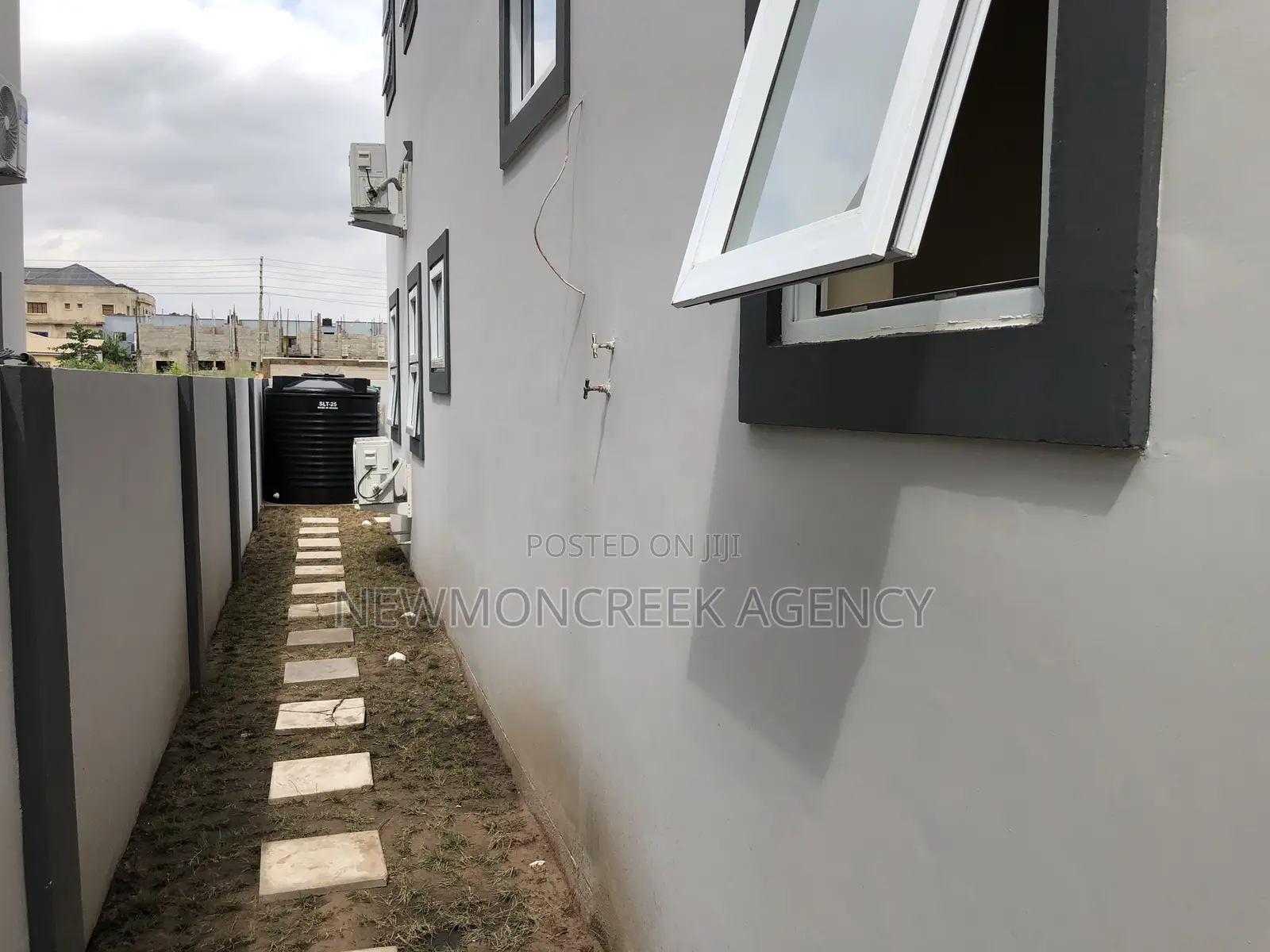 4bdrm Duplex in Lakeside Estates, Accra Metropolitan for sale in Accra Metropolitan