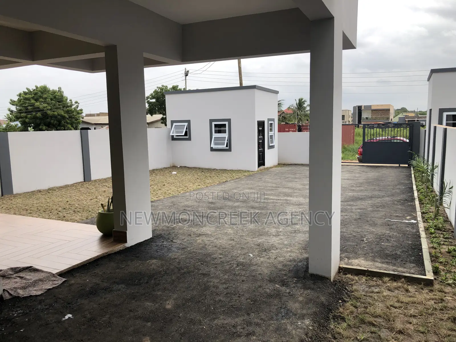 4bdrm Duplex in Lakeside Estates, Accra Metropolitan for sale in Accra Metropolitan
