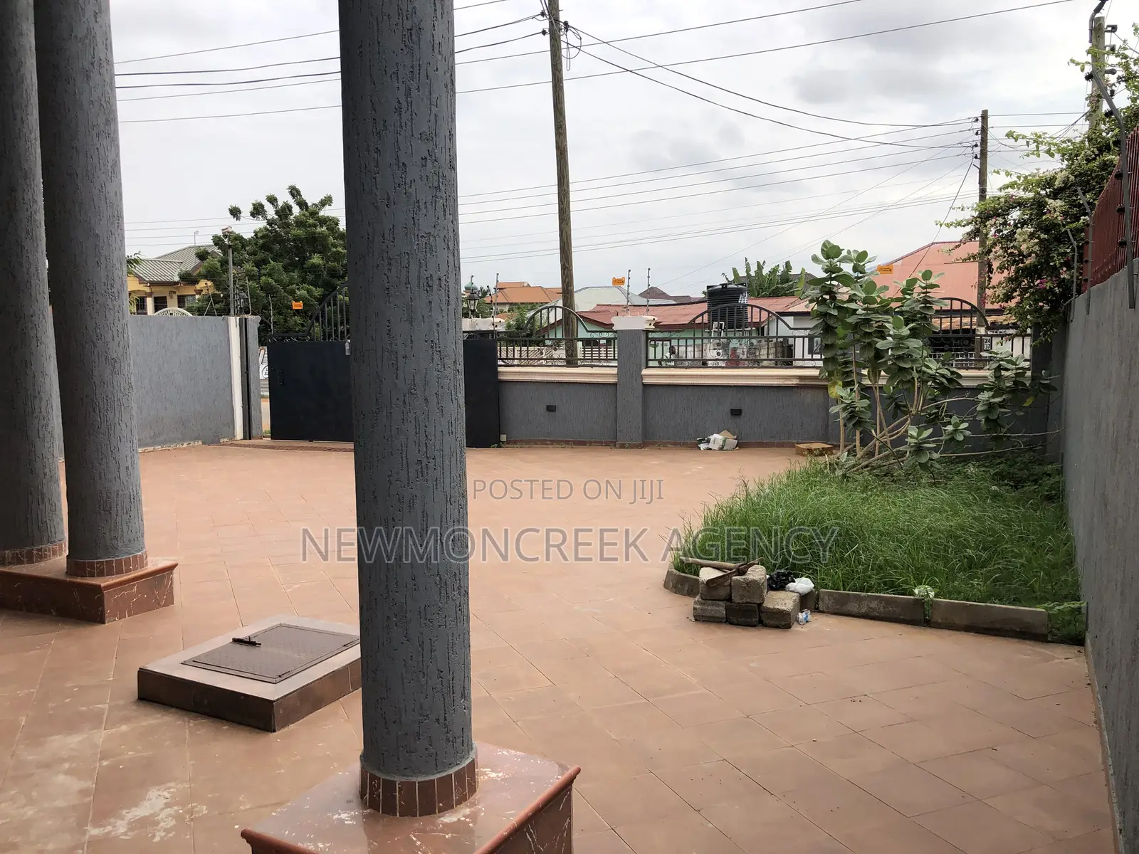 5bdrm Duplex in Lakeside Estates, Accra Metropolitan for sale in Accra Metropolitan