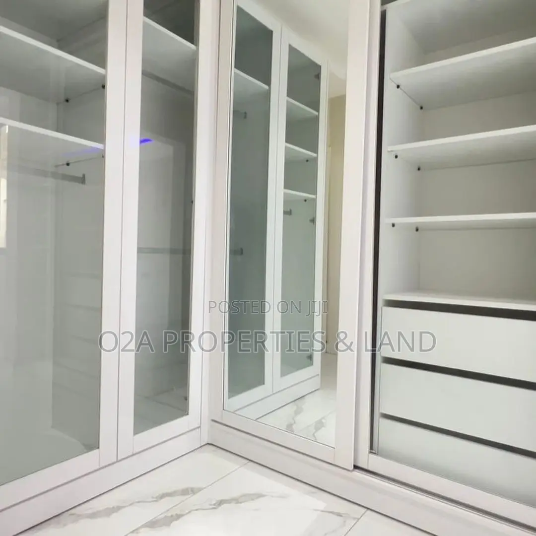 5bdrm House in East Legon, American House for sale in American House