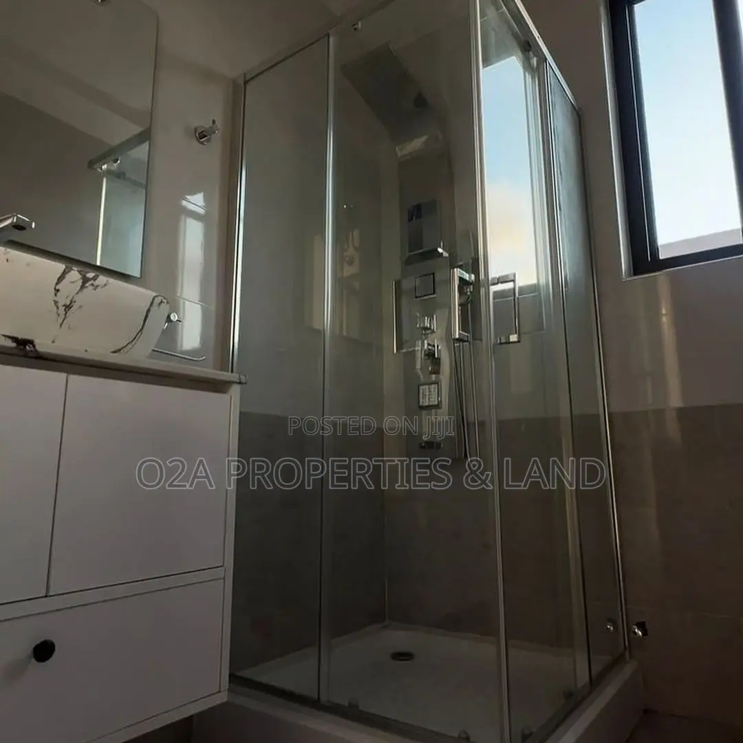 5bdrm House in East Legon, American House for sale in American House