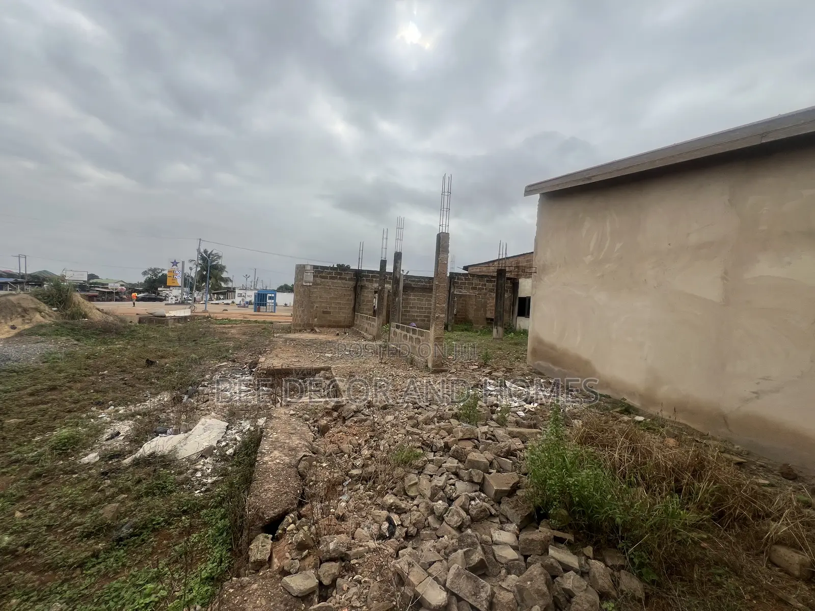 Major Road Land With Uncompleted House in North Legon