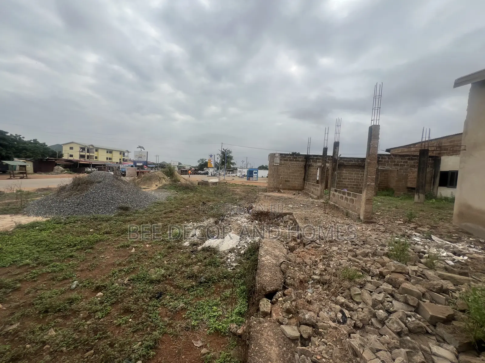 Major Road Land With Uncompleted House in North Legon