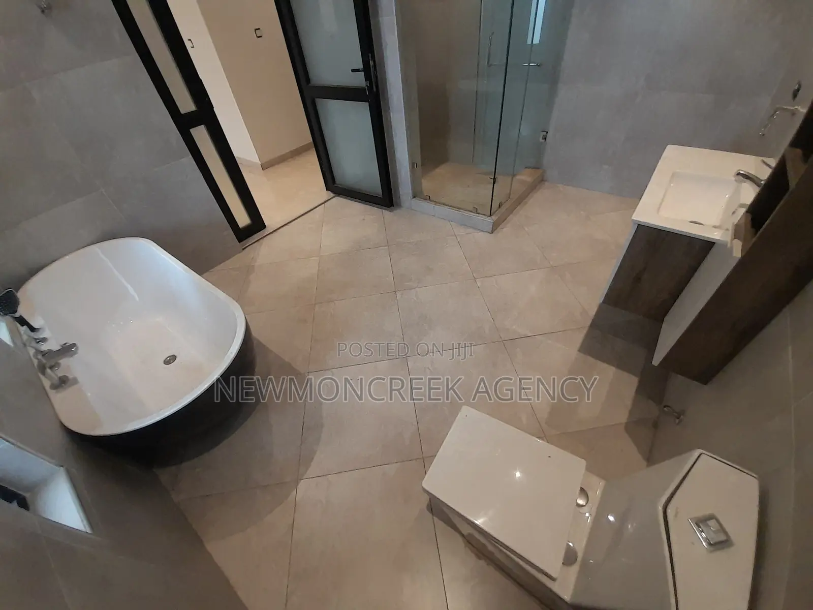 4bdrm Duplex in Amanfrom,Adenta., Accra Metropolitan for sale in Accra Metropolitan