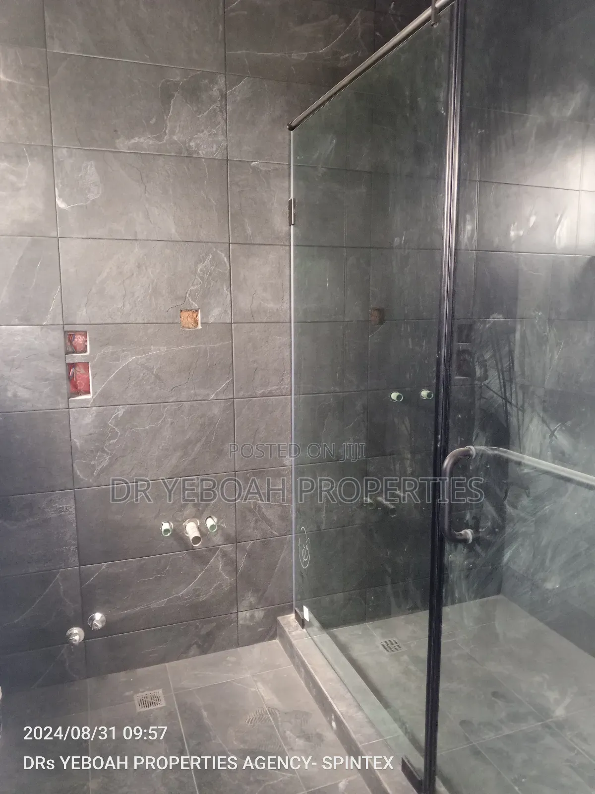 4bdrm Duplex in Spintex:- 4 Bedrooms for sale in Spintex