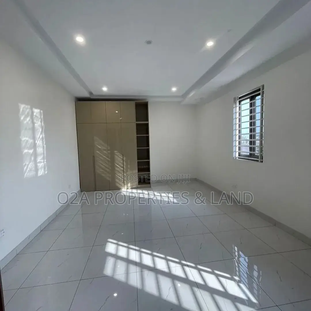 7bdrm House in East Legon, American House for sale in American House