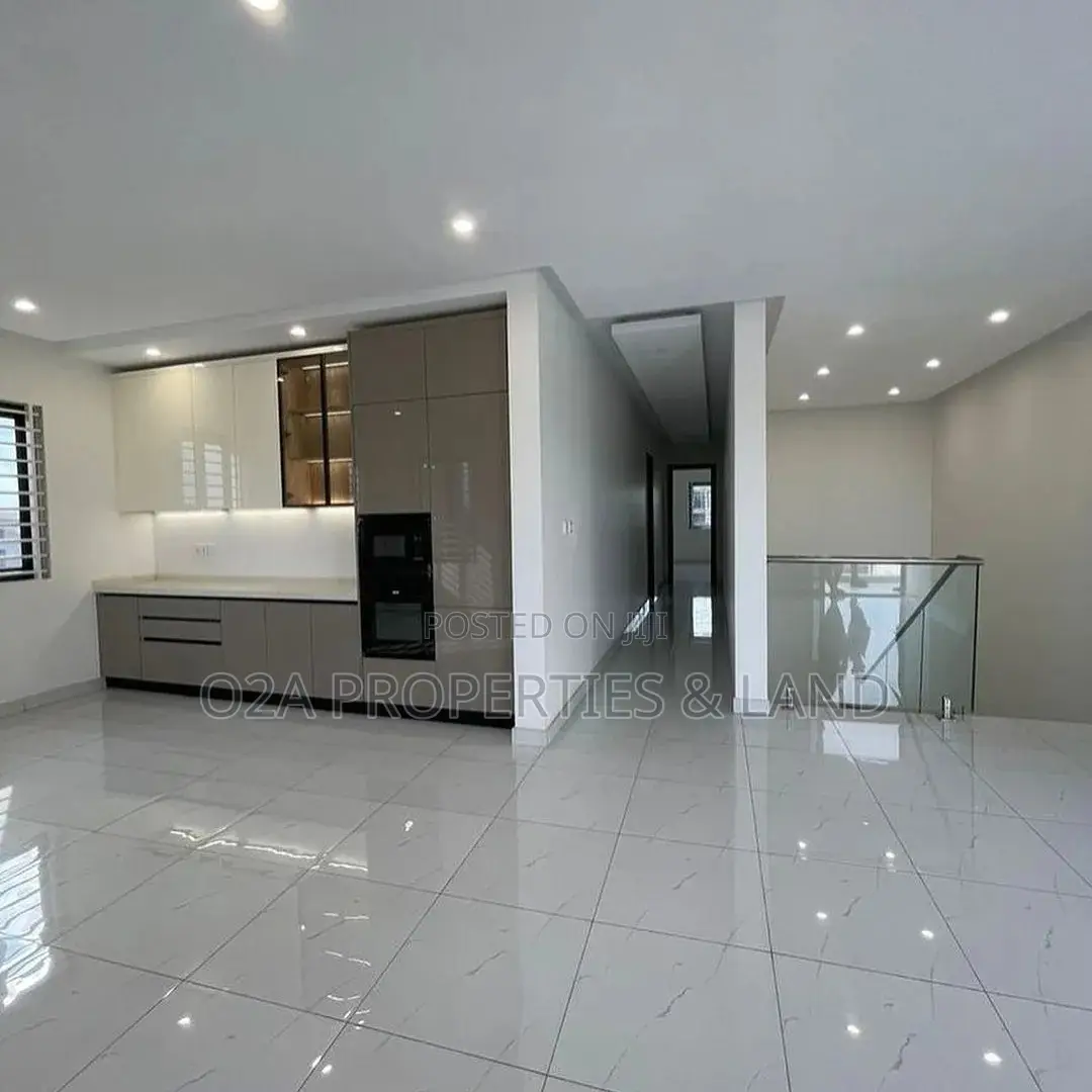 7bdrm House in East Legon, American House for sale in American House