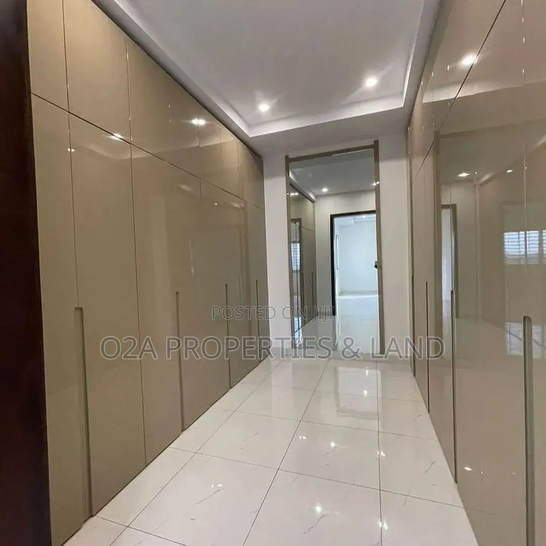 7bdrm House in East Legon, American House for sale in American House