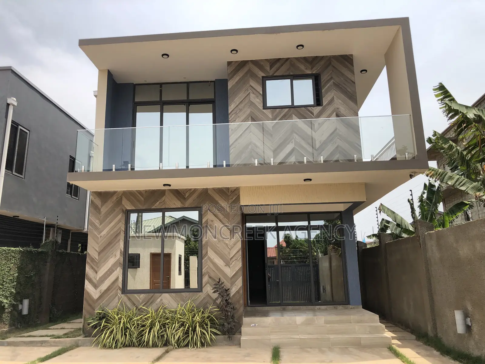 4bdrm Duplex in Oyarifa Junction, Accra Metropolitan for sale in Accra Metropolitan