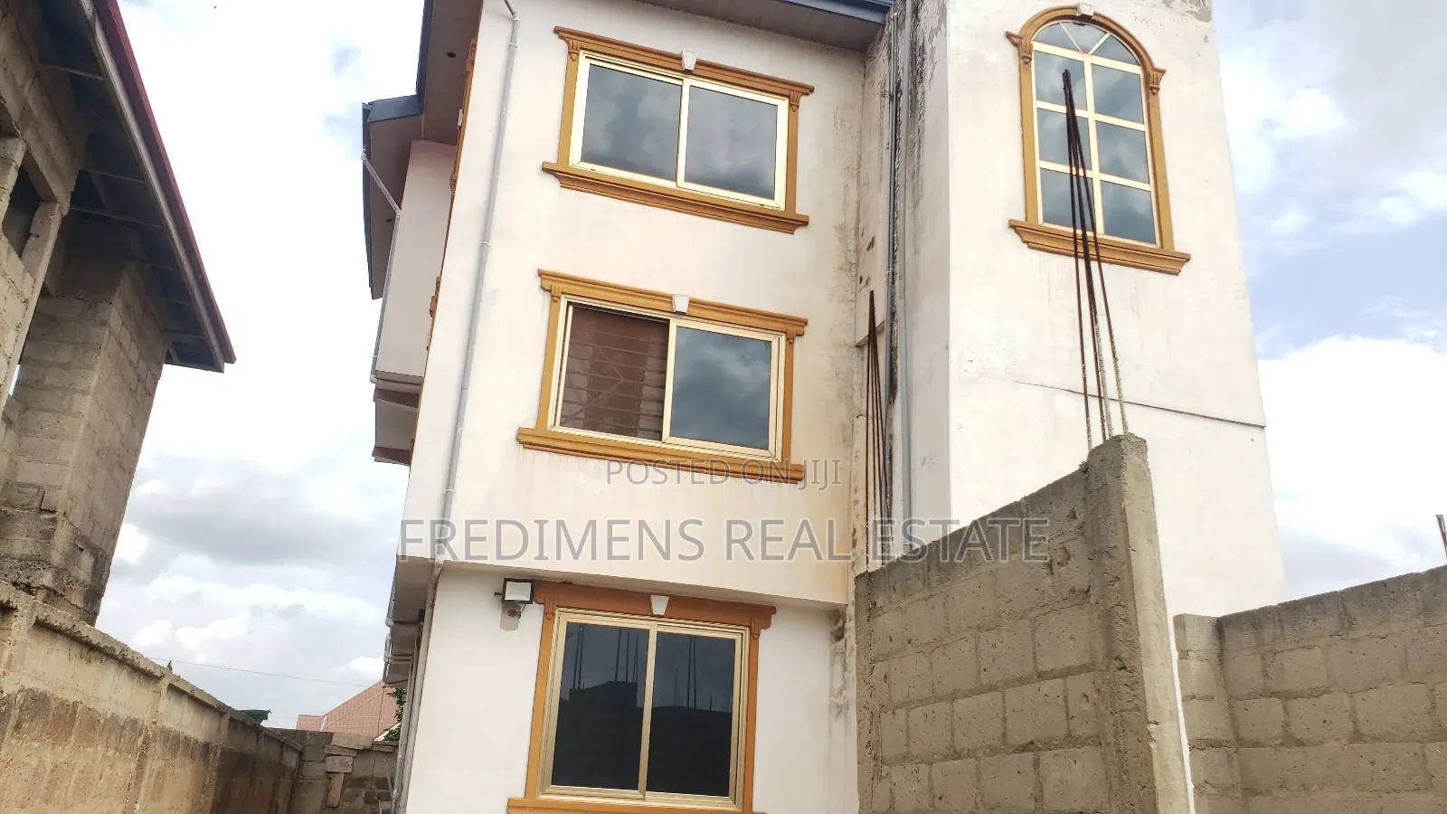 8bdrm Apartment in Fredimens Real, Kumasi Metropolitan for sale in Kumasi Metropolitan