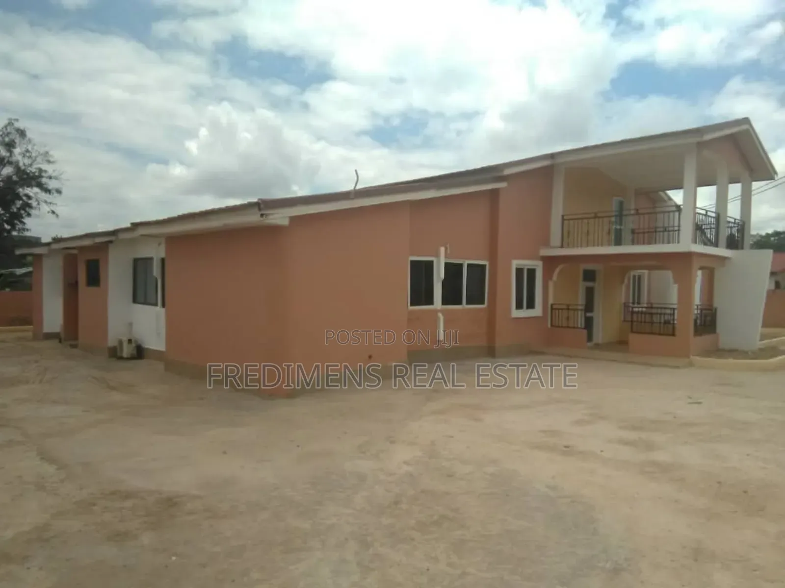 8bdrm House in Fredimens Real, Kumasi Metropolitan for sale in Kumasi Metropolitan
